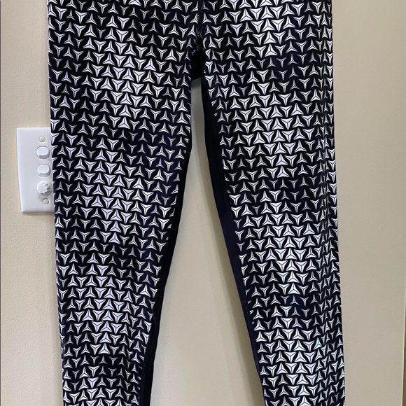 Two pairs of Victoria’s Secret sport leggings - Picture 6 of 10